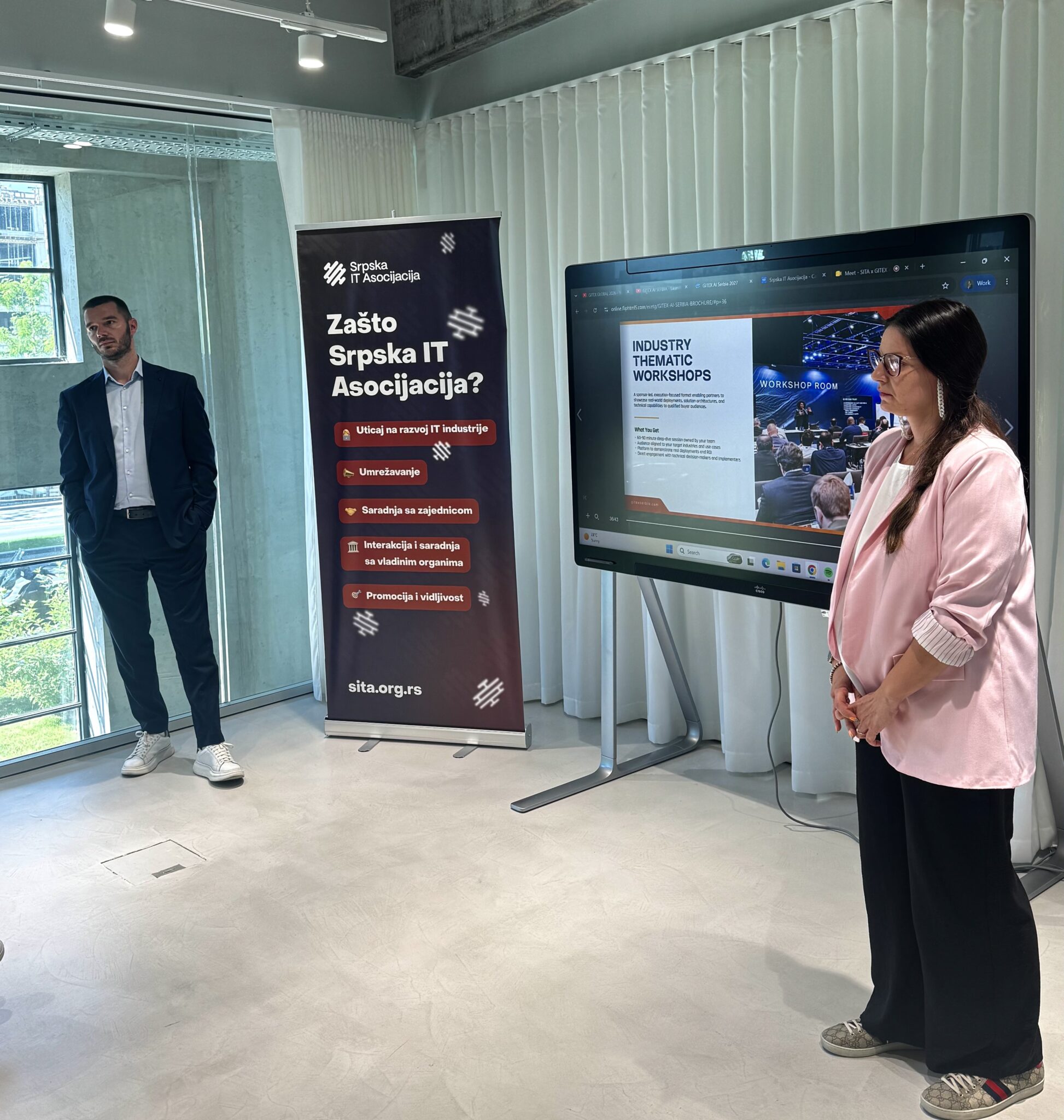 Marko Vučetić, direktor Srpske IT Asocijacije i Aleksandra Branković, predstavnica GITEX AI Serbia 2027 u Ložionici